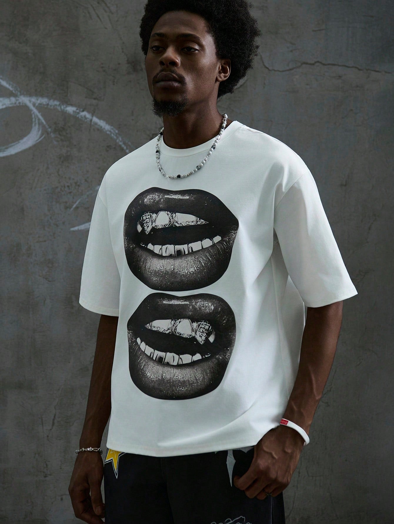 Manfinity Roghcode Men a White Street Style Tee Short Sleeve Top with Black and White Mouth Pattern, Suitable for Summer, Funny, for Going Out