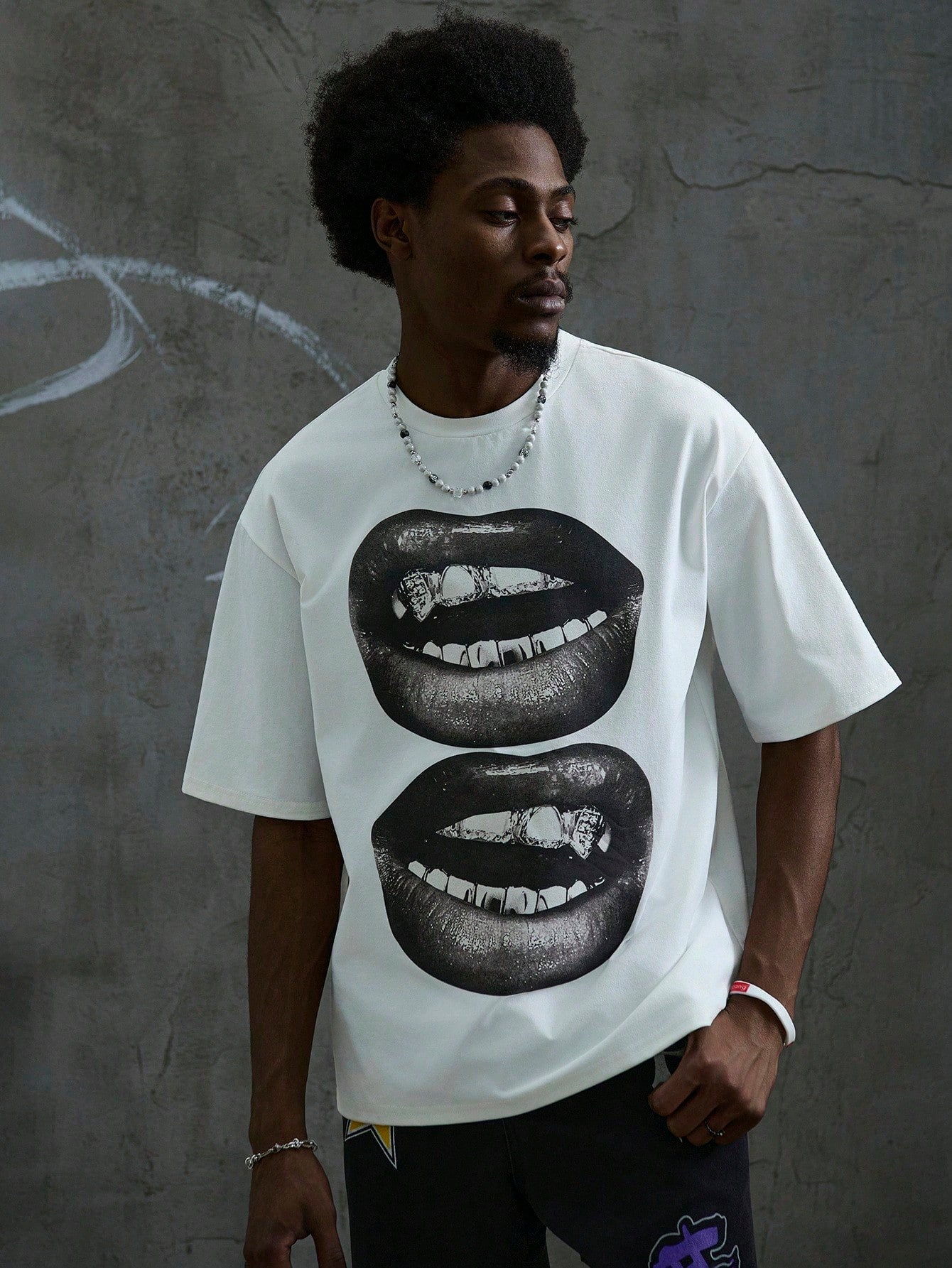 Manfinity Roghcode Men a White Street Style Tee Short Sleeve Top with Black and White Mouth Pattern, Suitable for Summer, Funny, for Going Out