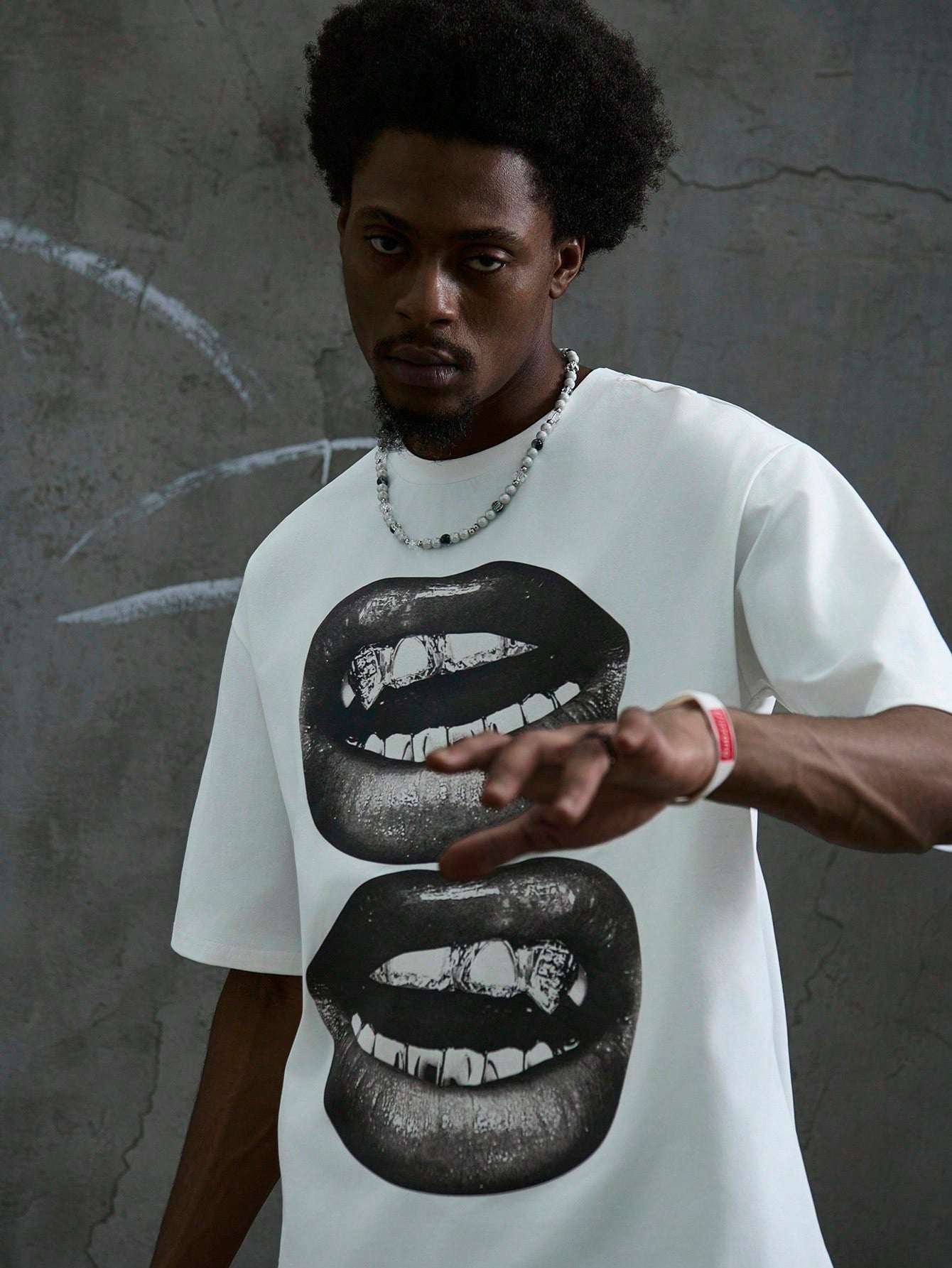 Manfinity Roghcode Men a White Street Style Tee Short Sleeve Top with Black and White Mouth Pattern, Suitable for Summer, Funny, for Going Out