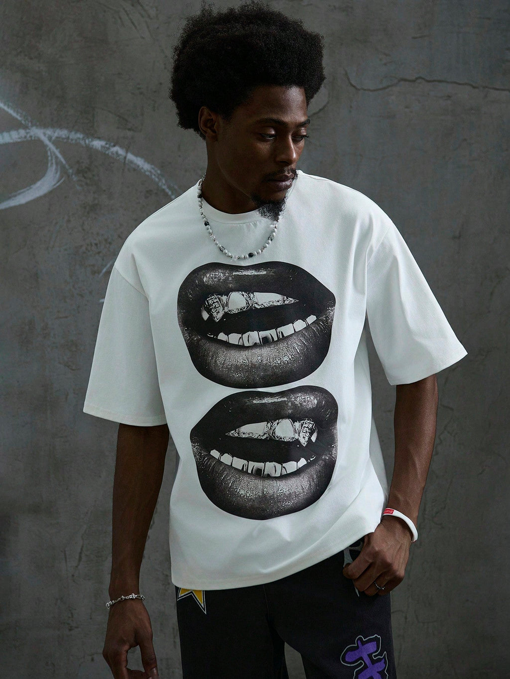 Manfinity Roghcode Men a White Street Style Tee Short Sleeve Top with Black and White Mouth Pattern, Suitable for Summer, Funny, for Going Out