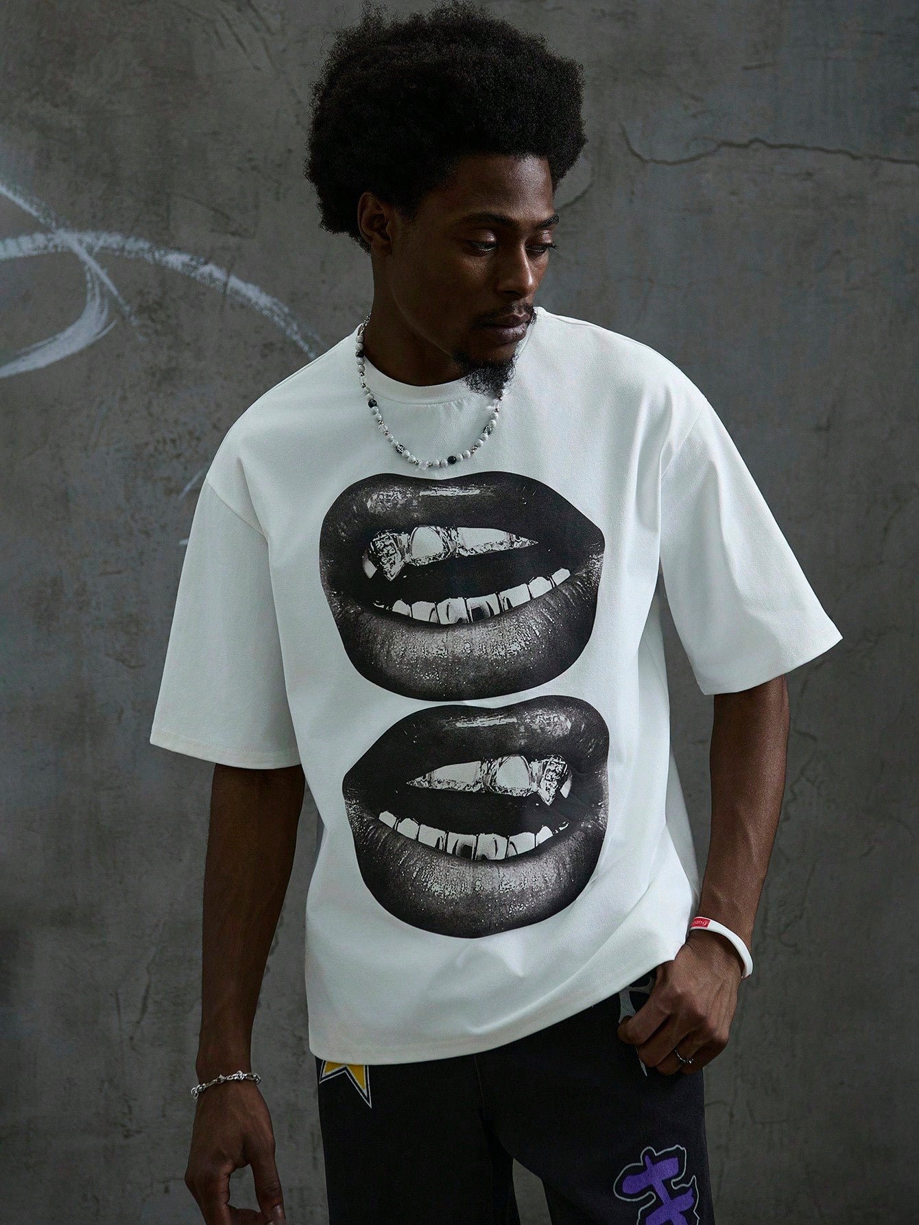 Manfinity Roghcode Men a White Street Style Tee Short Sleeve Top with Black and White Mouth Pattern, Suitable for Summer, Funny, for Going Out