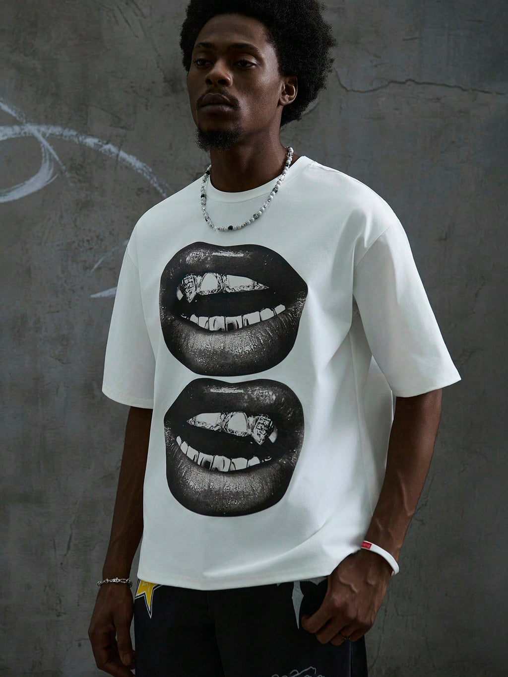 Manfinity Roghcode Men a White Street Style Tee Short Sleeve Top with Black and White Mouth Pattern, Suitable for Summer, Funny, for Going Out