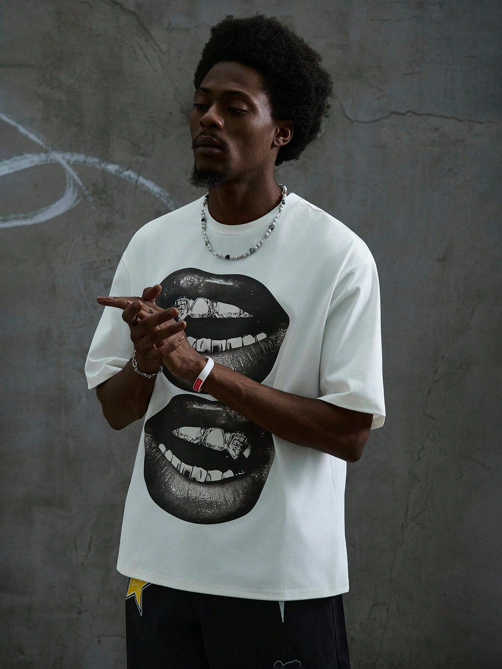 Manfinity Roghcode Men a White Street Style Tee Short Sleeve Top with Black and White Mouth Pattern, Suitable for Summer, Funny, for Going Out