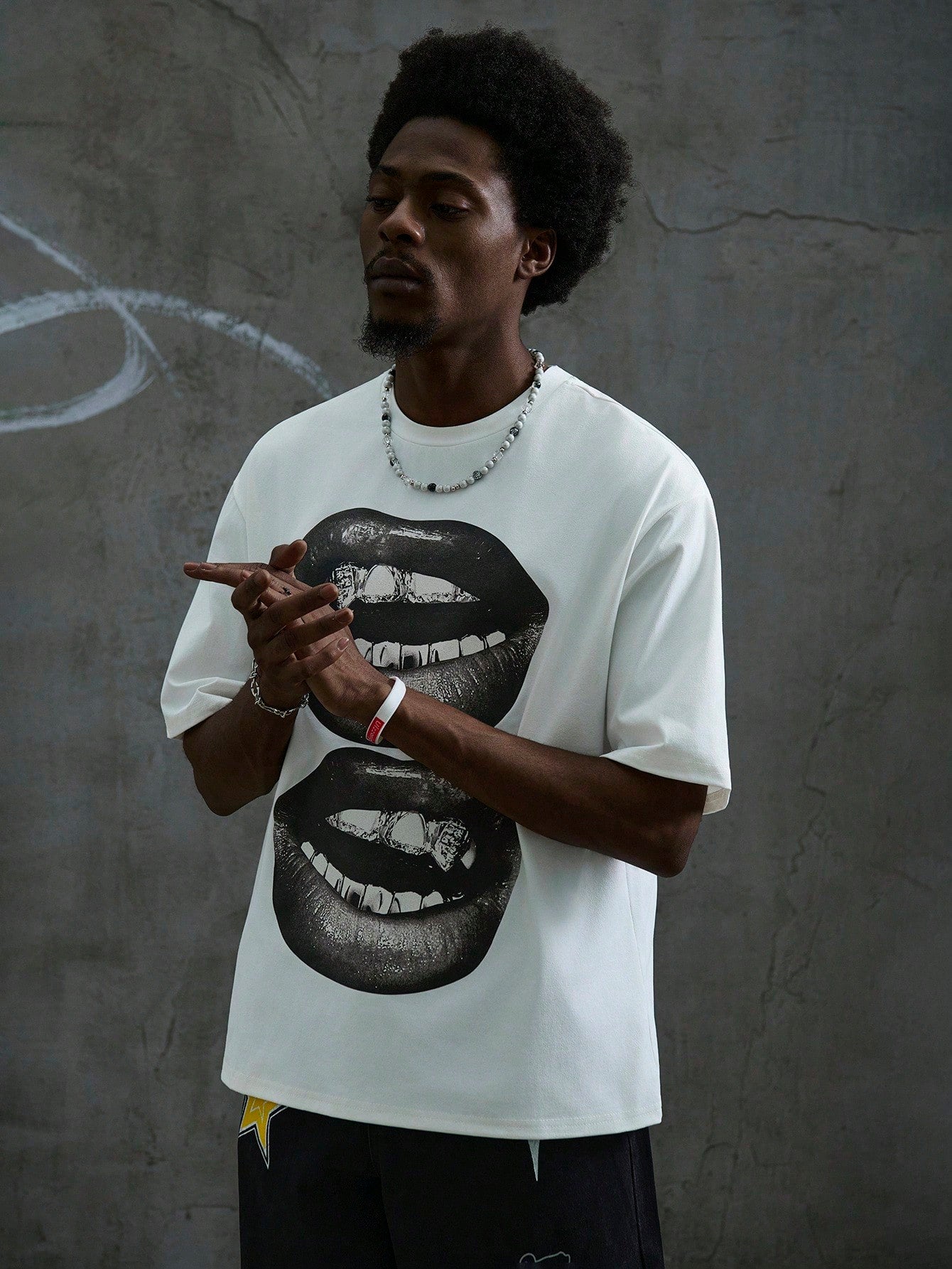 Manfinity Roghcode Men a White Street Style Tee Short Sleeve Top with Black and White Mouth Pattern, Suitable for Summer, Funny, for Going Out