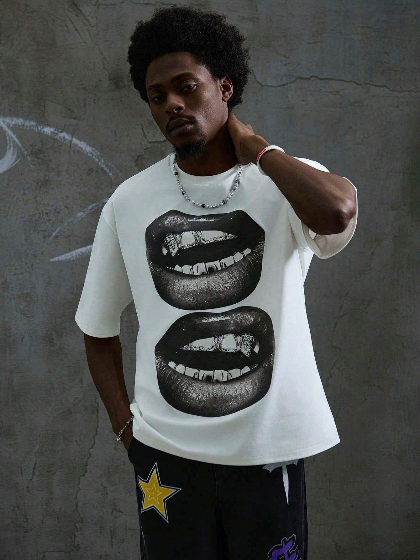 Manfinity Roghcode Men a White Street Style Tee Short Sleeve Top with Black and White Mouth Pattern, Suitable for Summer, Funny, for Going Out
