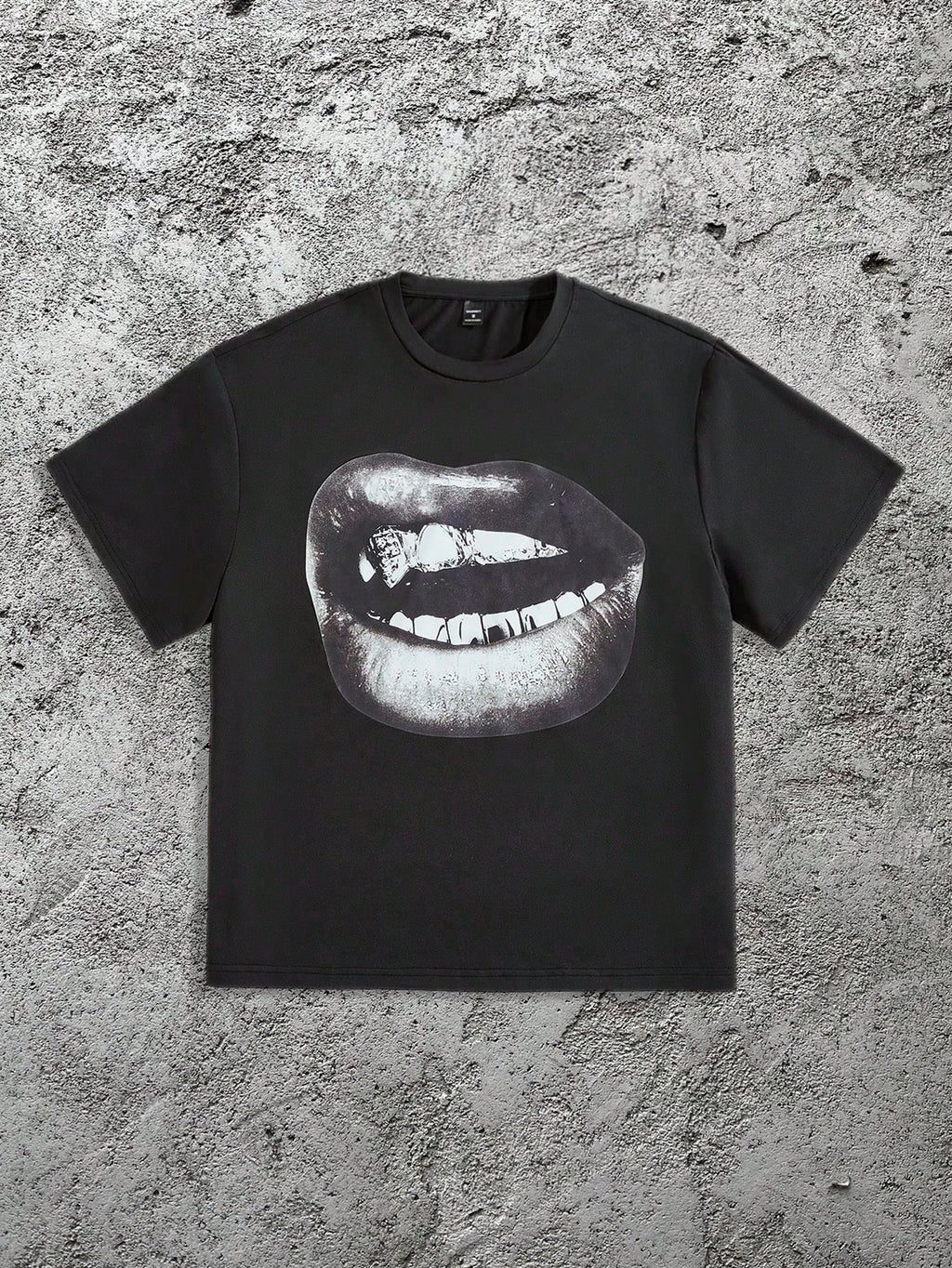 Manfinity VCAY 1Pc Men Y2K Funny Casual Oversize High Street Vintage Style Creative Lips Angel Madonna Oil Painting Print Black Knitted T-Shirt, Summer