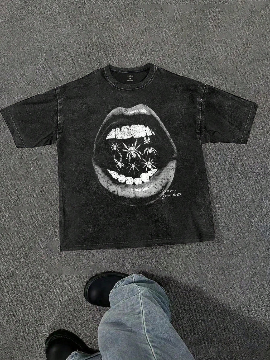 Manfinity ZONE917 Men Loose-Fitting Street-Style Vintage Dark Gothic Black and White Lips Spider Creative Graphic Pattern Black Loose Drop-Shoulder Knitted Distressed Short Sleeve T-Shirt, for Going Out