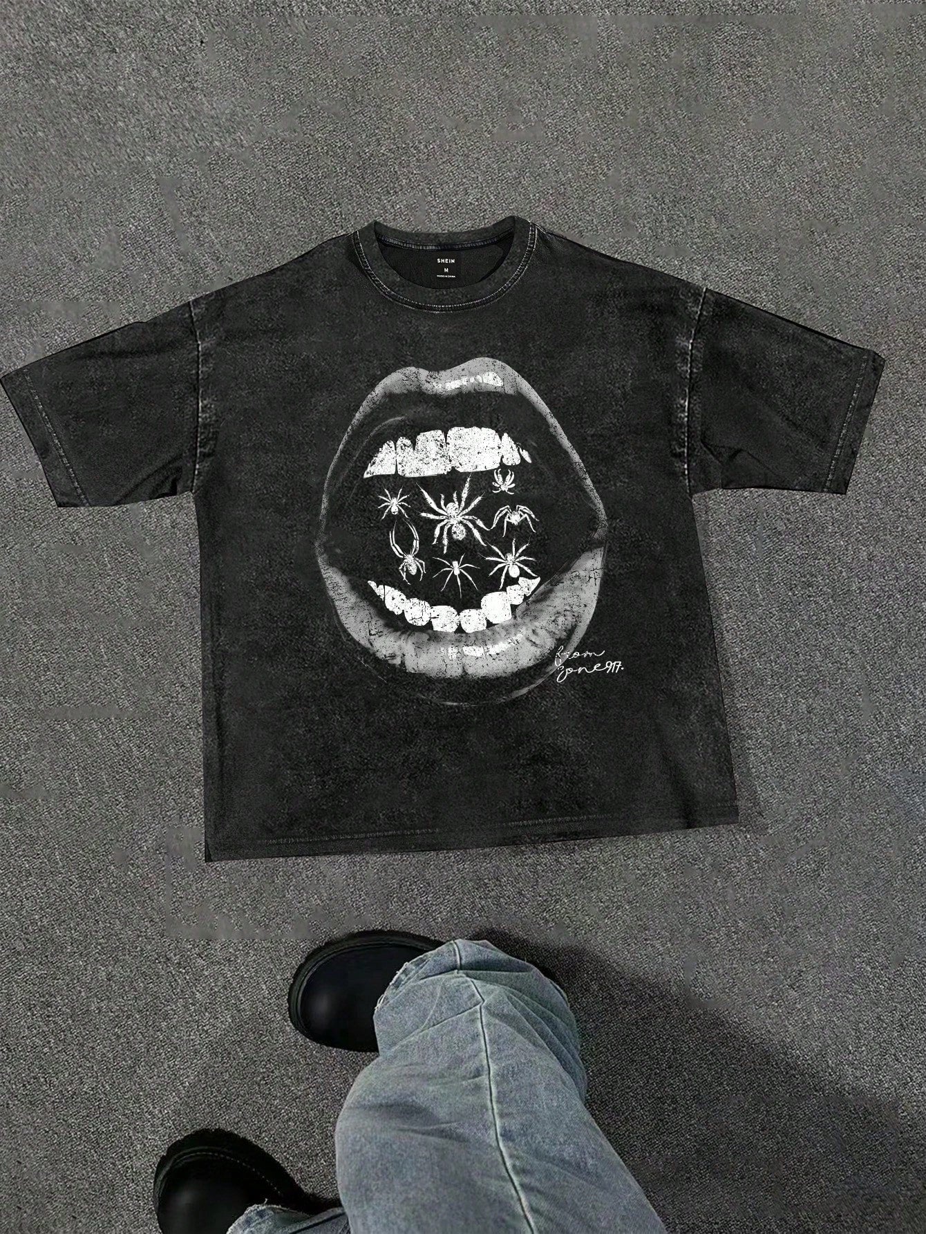Manfinity ZONE917 Men Loose-Fitting Street-Style Vintage Dark Gothic Black and White Lips Spider Creative Graphic Pattern Black Loose Drop-Shoulder Knitted Distressed Short Sleeve T-Shirt, for Going Out